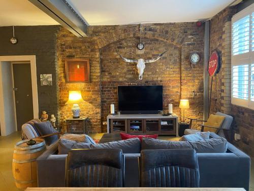 Hoxton well-presented 2 bed 1 bath flat