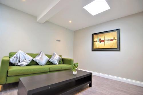 Central BRIGHTON TWO BEDROOM FLAT 4B3S