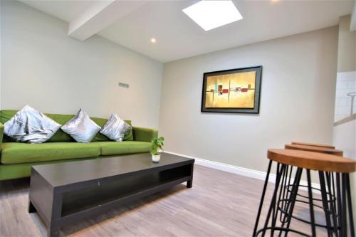 Central BRIGHTON TWO BEDROOM FLAT 4B3S