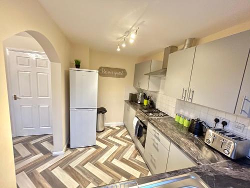 Spacious & Cosy House with Private Parking Perfect for Contractors