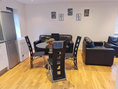 SideMersey Livings - Central Stay In 2 Bedroom Apartment with Parking