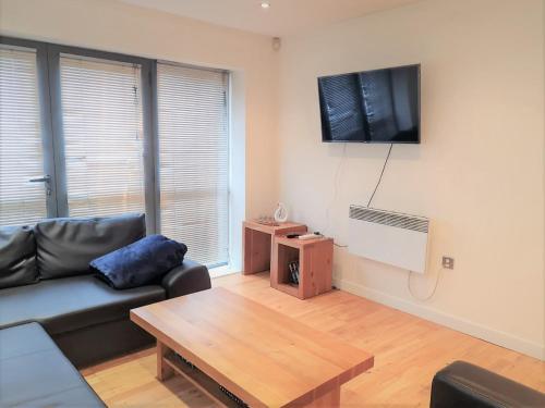 SideMersey Livings - Central Stay In 2 Bedroom Apartment with Parking