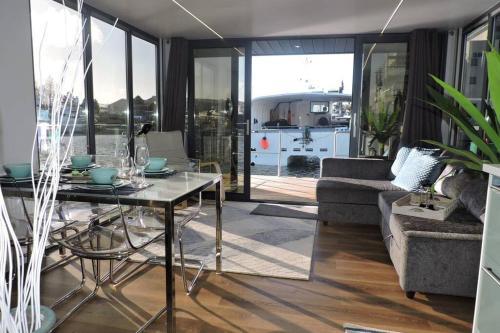 Modern Floating Apartment 2 Miles South of Cowes