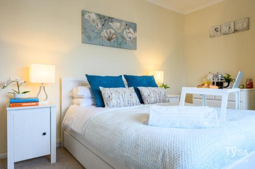 Cathays Heights, by Tŷ SA - A Stylish Spacious 2 bed Apartment. Convenient for City Centre & Hospital.