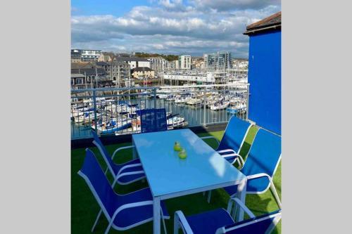 Apartment with roof terrace by historic harbour