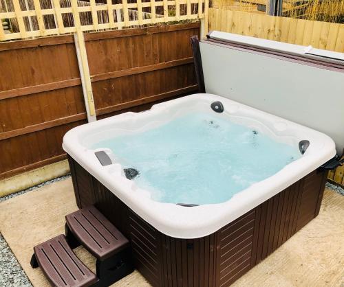 Meadow View - Hot Tub! An escape to the country.