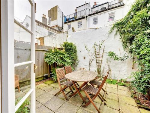 Cozy Holiday Home in Hove with garden