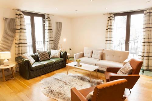 The Holborn Lights - Modern 3BDR Home with Rooftop Terrace & Garage, London, London