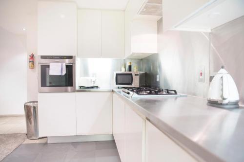 The Holborn Lights - Modern 3BDR Home with Rooftop Terrace & Garage