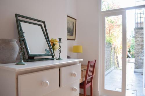 Charming 2-Bed Garden Flat In Edwardian Terrace