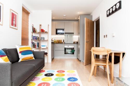 Colourful Modern Brixton 2-Bed with Balcony, London, London