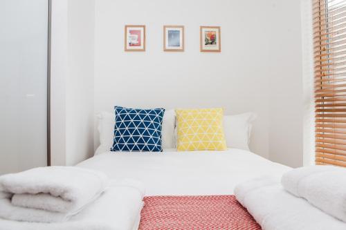 Colourful Modern Brixton 2-Bed with Balcony