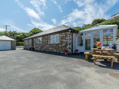 Beautiful home in Mawgan Porth with Garden, Mawgan Porth, Cornwall