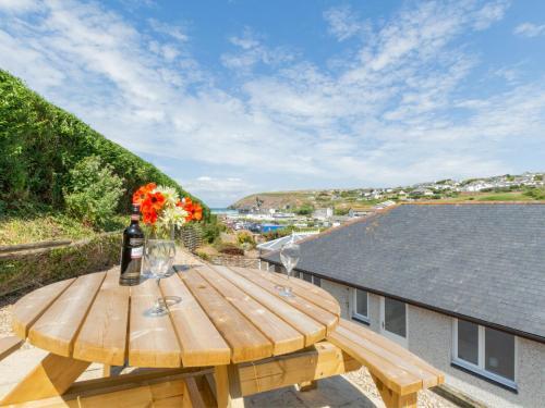 Beautiful home in Mawgan Porth with Garden