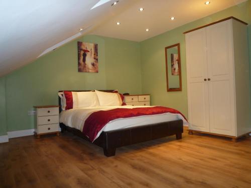 Camborne Avenue Apartment, London, London