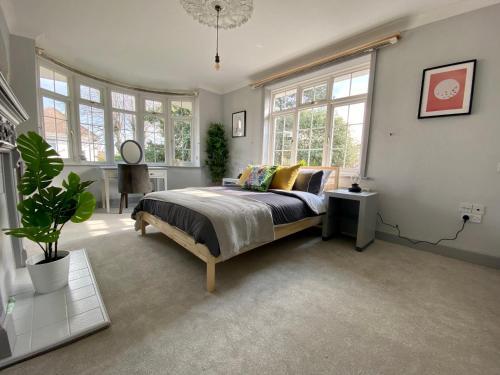 Funky 4 bedroom House! - Great Location - Parking - Netflix - Fast WiFi - Smart TV - Newly decorated - sleeps up to 8! Only 10 mins drive to Sandbanks Beach!, Poole, Dorset