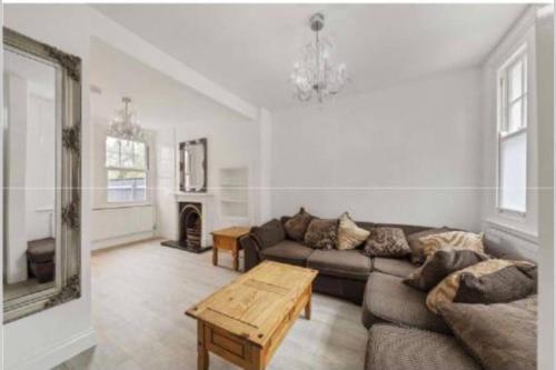 Highgate decorated 2 bedroom house with garden