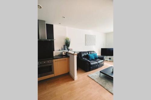 Dwell Living - Modern City Centre Apartment Private Parking Space