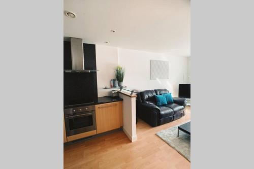 Dwell Living - Modern City Centre Apartment Private Parking Space