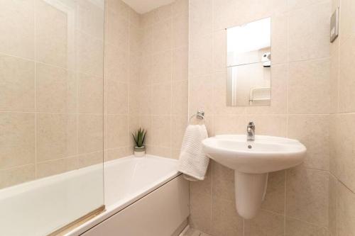 Dwell Living - Cosy City Centre Flat, Sleeps 4, Free Parking