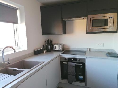 Newly Renovated 3 Bed Apartment with Parking