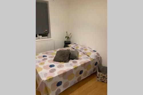 Sunny Double Room near Westfields Shopping Mall, London, London