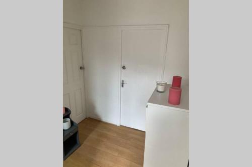 Sunny Double Room near Westfields Shopping Mall