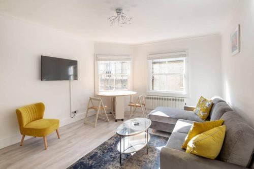 2 Bed City Centre Apartment 1 min from Bath Abbey, Bath, Somerset