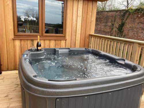 Kestrel Lodge 3 with Hot Tub