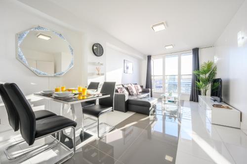 Skyline, by Tŷ SA - Stay Central with Free Parking, Cardiff, Glamorganshire