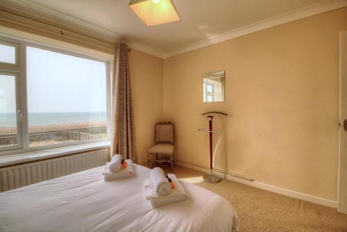 Pass the Keys Amazing view - lots to do - 22A - Modern 2 bed with sea views and direct beach access