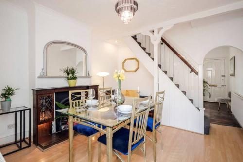 LUXURY 2 BEDROOM TOWN HOUSE COSY + PARKING, Windsor, Berkshire