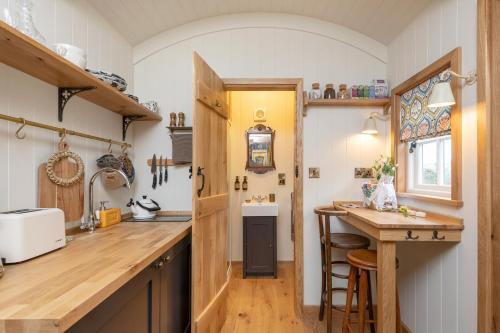 Stylish Hut in a small village just outside Bath