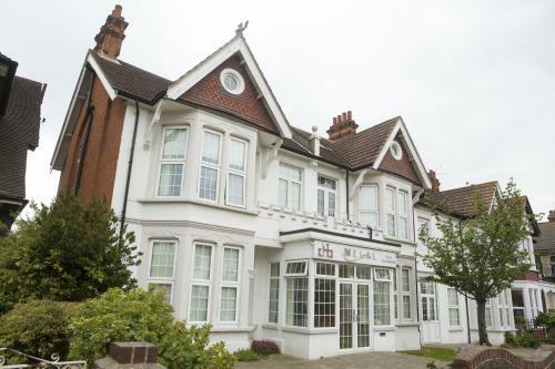 Horizon Hotel Apartments - Close to Beach, Train Station & Southend Airport