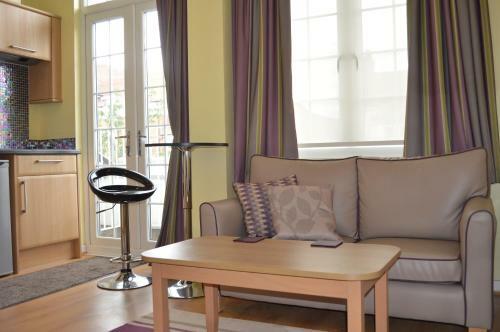 Horizon Hotel Apartments - Close to Beach, Train Station & Southend Airport