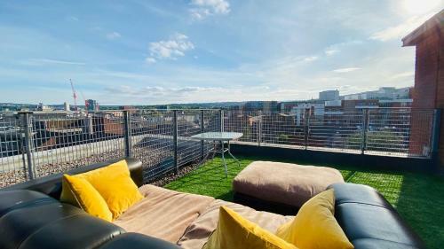 City Penthouse with Rooftop Terrace & Free Parking, Sheffield, South Yorkshire