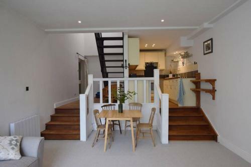 Halwell House - A Spacious Quiet Apartment