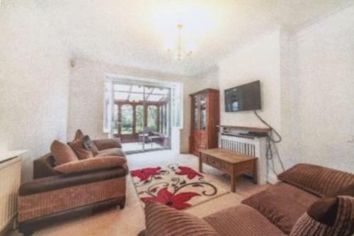 Detached House with Large Garden, London, London