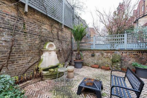 Spacious Designer Two-Bed wGarden in Chelsea