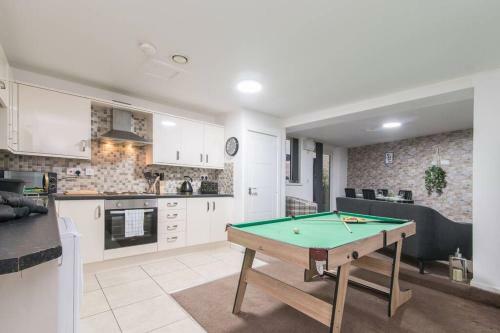 Luxury Hot Tub Apartment + 3 Double Bedrooms and Pool Table