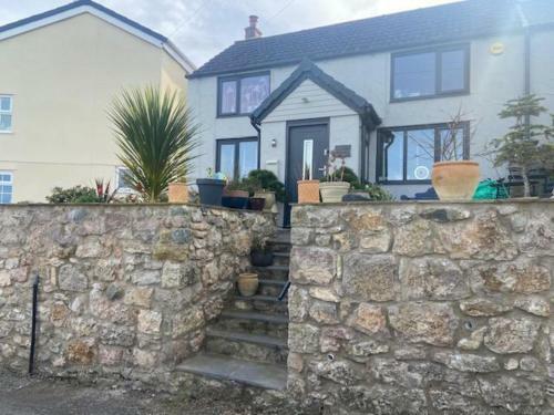 2 Bed COTTAGE - Idyllic Views - Village Location, Conwy, Conwy