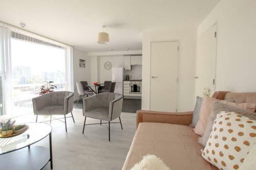 Modern Fresh 2bd Apt Close to Centre and Uni-slps5, Manchester, Greater Manchester