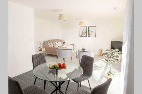 Modern Fresh 2bd Apt Close to Centre and Uni-slps5