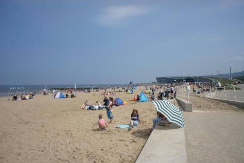 Flat 3. One bed apartment opposite travel lodge, Colwyn Bay.