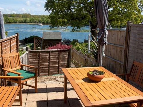 Pass the Keys 3Bed Family Home with Direct water access, Sleeps 6, Portsmouth, Hampshire