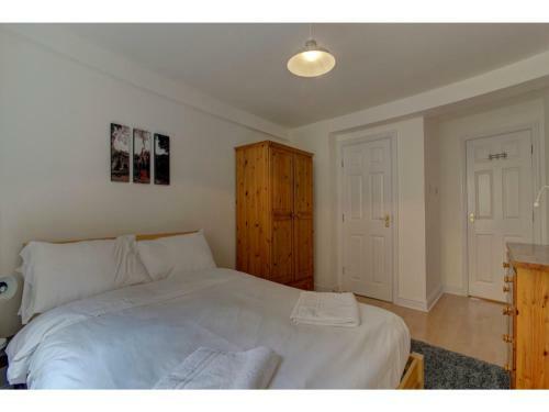 Delightful & spacious 3BD apt for 6, Central MCR!