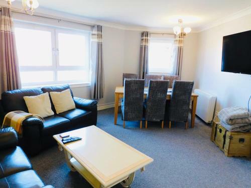 Beautiful 3 Bedroom Apt, mins from Glasgow Airport, M8 & SEC