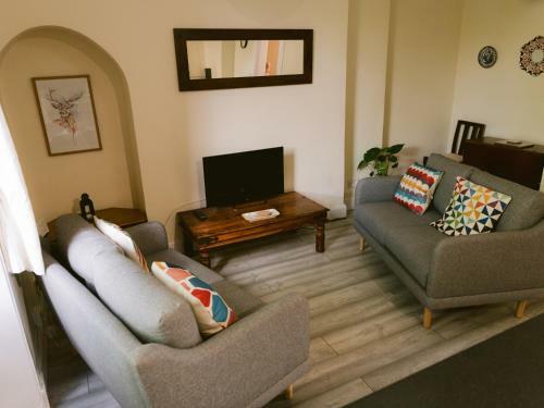 Bright 2 Bed Ground Floor Flat next to Byres Road