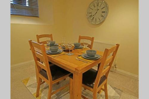 Sillars Getaways - Modern Two Bedroom Apartment - Central Darlington