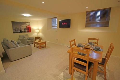 Sillars Getaways - Modern Two Bedroom Apartment - Central Darlington